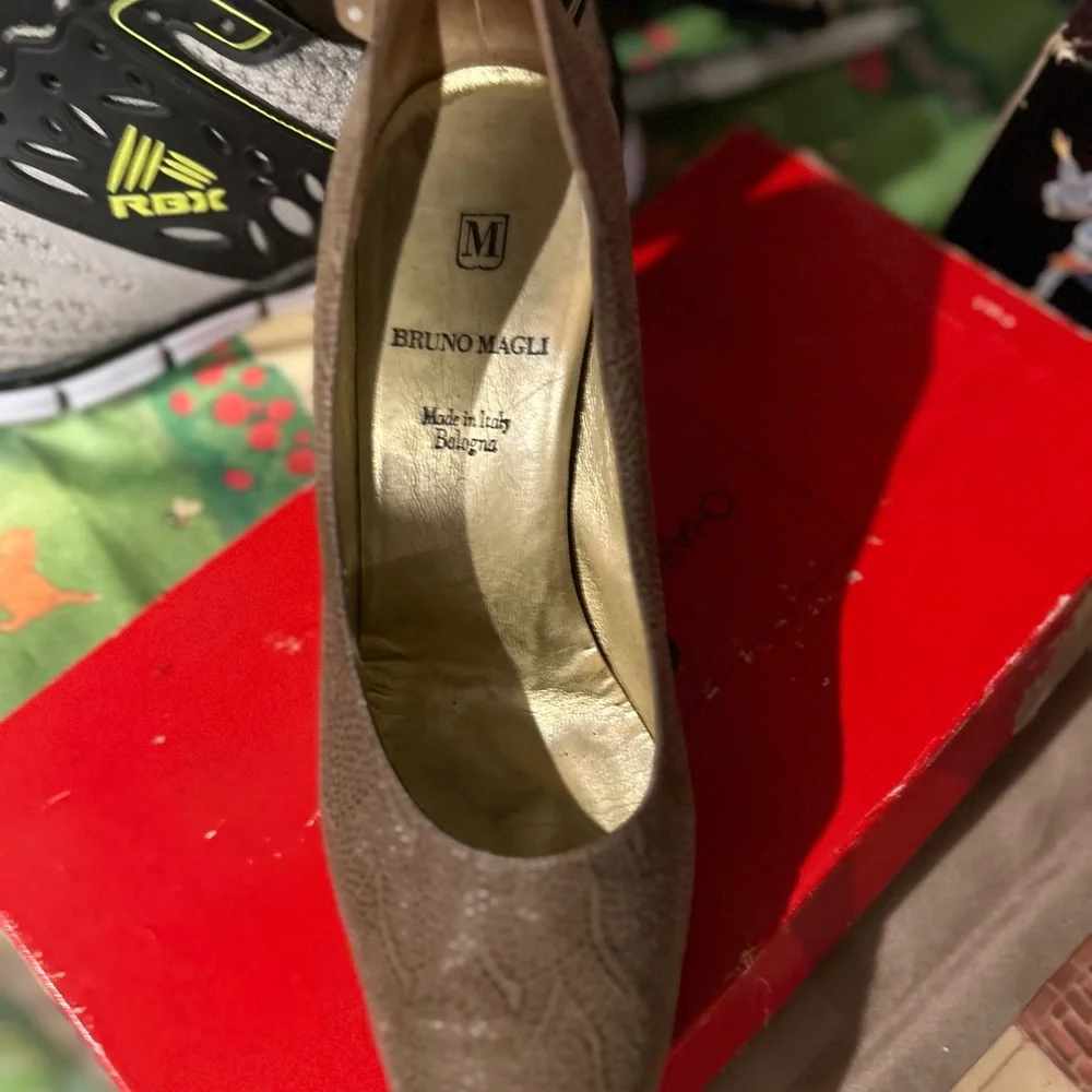 Bruno Magli leather heels 6 Preowned pumps‎